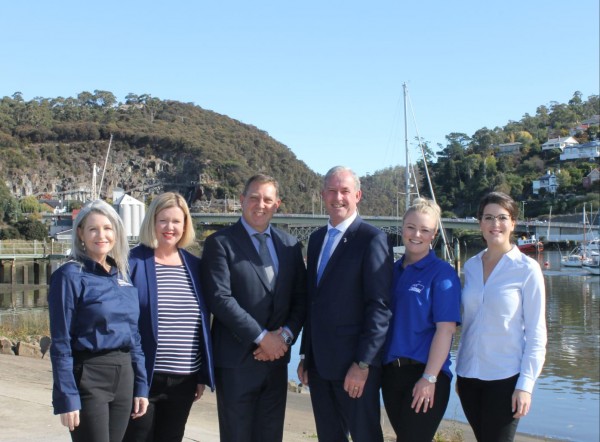 Tasmanian federal election candidates out in force on campaign's first official day 