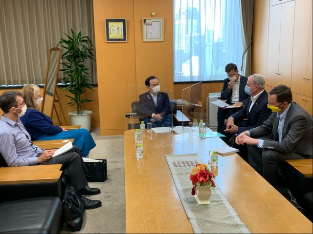 Minister Colbeck meets with Japan's Minister of Loneliness, Tetsushi Sakamoto.