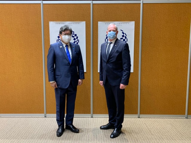 Minister Colbeck meets with Japan’s Minister of Education, Culture, Sports, Science and Technology, Koichi Haguida.